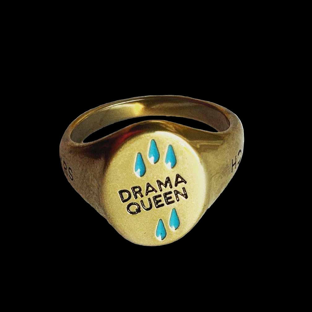 DRAMA QUEEN SIGNET