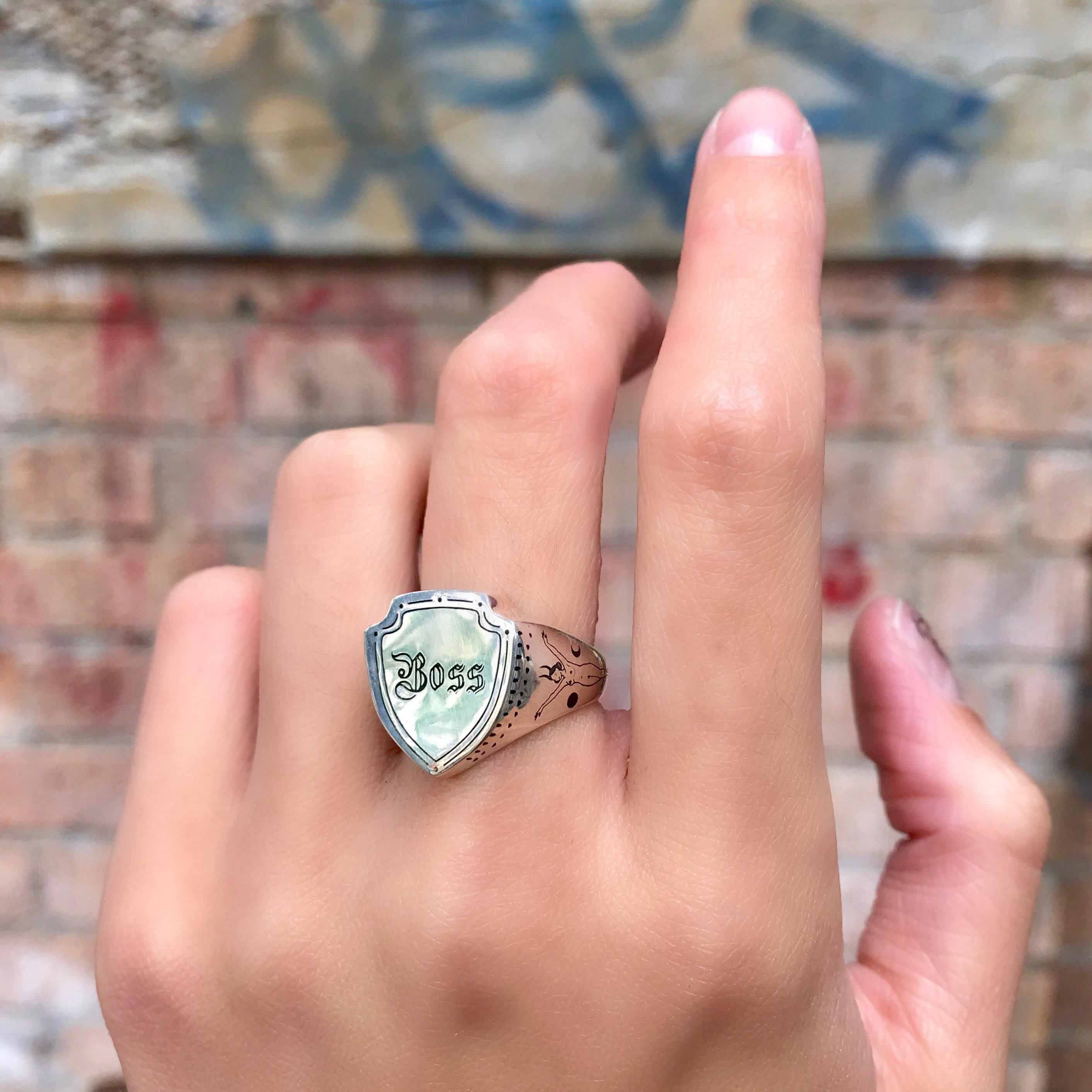 BOSS BABE SIGNET