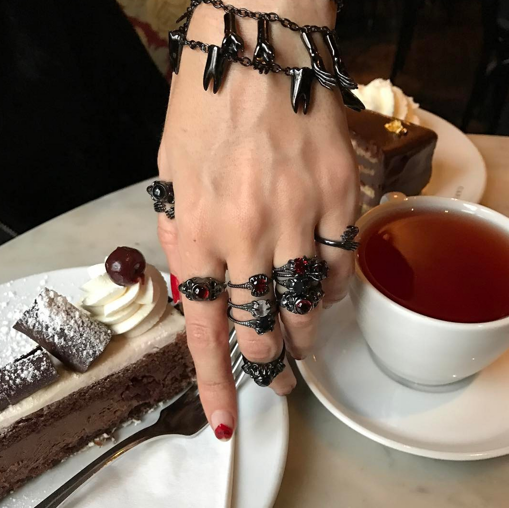 MIDNIGHT HANDS choker - VERAMEAT
